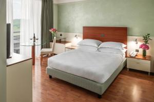 Posteľ alebo postele v izbe v ubytovaní Hotel Leonardo da Vinci