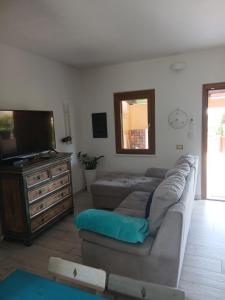 Μια τηλεόραση ή/και κέντρο ψυχαγωγίας στο Ottiolu House villa 50m from beach