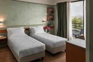 Posteľ alebo postele v izbe v ubytovaní Hotel Leonardo da Vinci + 37 fotografií