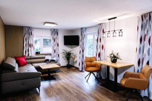 salon z kanapą i stołem w obiekcie Haus Johannishof w mieście Mittenwald