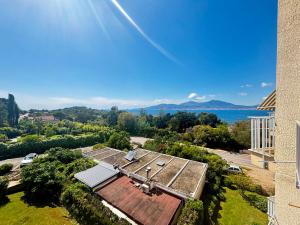 eine Aussicht auf ein Gebäude mit Sonnenkollektoren in der Unterkunft Casamea - Duplex, Vue mer, Plage à 100m, Clim in Porticcio