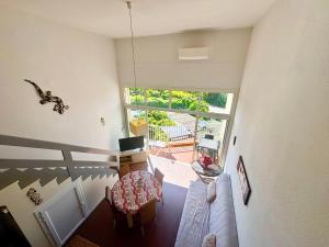 einen Blick über das Wohnzimmer mit Balkon in der Unterkunft Casamea - Duplex, Vue mer, Plage à 100m, Clim in Porticcio