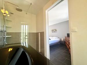 ein Badezimmer mit Dusche, Toilette und Waschbecken in der Unterkunft Casamea - Duplex, Vue mer, Plage à 100m, Clim in Porticcio