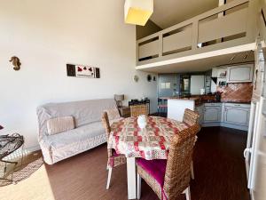 ein Wohnzimmer mit Tisch und Couch in der Unterkunft Casamea - Duplex, Vue mer, Plage à 100m, Clim in Porticcio + 10 Fotos