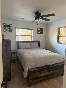 una camera con letto e ventilatore a soffitto di Bosco Bluff Cottage a Lansing