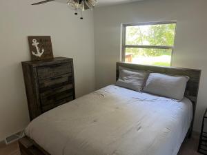 una camera da letto con un letto grande e una finestra di Bosco Bluff Cottage a Lansing