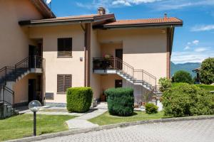 una casa con una escalera al frente en Appartamento Margherita, en Porto Valtravaglia