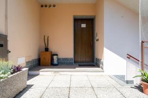 una puerta de entrada de una casa con plantas en Appartamento Margherita, en Porto Valtravaglia