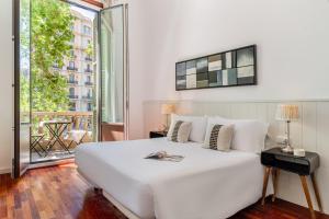 Posteľ alebo postele v izbe v ubytovaní Aspasios Rambla Catalunya Apartments