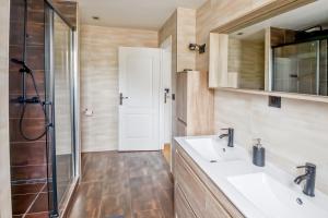 a bathroom with two sinks and a shower at Maison Cosy Campagne, Spacieuse, Terrasse in Le Plessis-Feu-Aussoux +18 photos