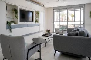 エイラットにあるYalaRent Villa Dolina with private poolのソファ2つとテレビのあるリビングルーム