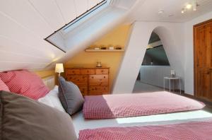 Una cama o camas en una habitación de Joos Boardinghouse