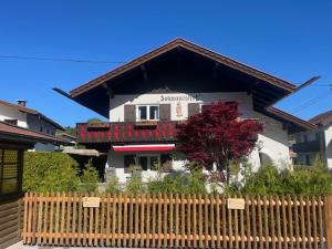 dom z płotem przed nim w obiekcie Haus Johannishof w mieście Mittenwald
