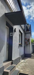 a building with a door and a window with flowers on it at E+E Apartment Nah am Centro in Oberhausen