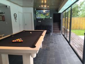 a pool table in the middle of a room at Destino Fortín in Villa Argentina