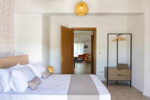 Voodi või voodid majutusasutuse Bergamot & Myrtillo Villas with shared pool,Afitos #FeelsLikeHome toas