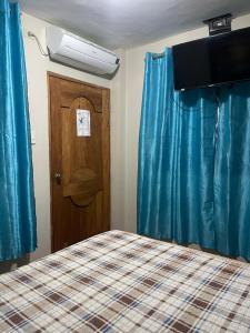 Letto o letti in una camera di Hostal Costa Linda Salinas