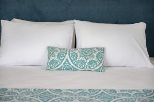 Voodi või voodid majutusasutuse Bergamot & Myrtillo Villas with shared pool,Afitos #FeelsLikeHome toas