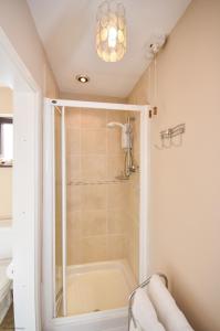 ein Badezimmer mit Dusche mit Glastür in der Unterkunft The Cottage - Holiday home in Reedham on the Southern Norfolk Broads in Reedham + 32 Fotos