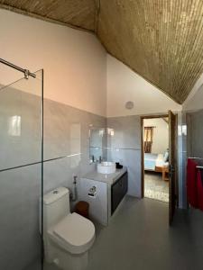 a bathroom with a toilet and a sink at Villa John et Nini in Saly Portudal