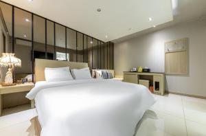 Postel nebo postele na pokoji v ubytování Sangmu Nemo Hotel
