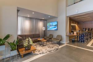 a lobby with a couch and chairs and a table at Cyclinn Faria Lima Itaim in São Paulo