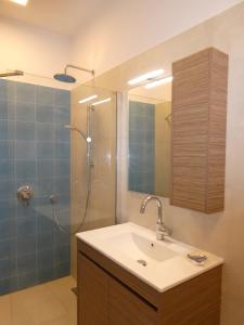 ein Badezimmer mit Waschbecken und Dusche in der Unterkunft Villa Petros, Vassiliki, Lefkada - 3 bedrooms, pool, stunning views in Póndi