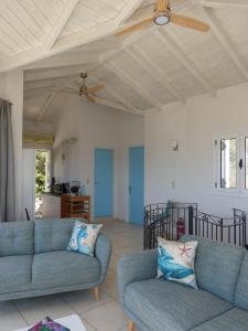 ein Wohnzimmer mit 2 Sofas und einem Deckenventilator in der Unterkunft Villa Petros, Vassiliki, Lefkada - 3 bedrooms, pool, stunning views in Póndi + 39 Fotos