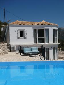 ein Haus mit einem Swimmingpool vor dem Haus in der Unterkunft Villa Petros, Vassiliki, Lefkada - 3 bedrooms, pool, stunning views in Póndi