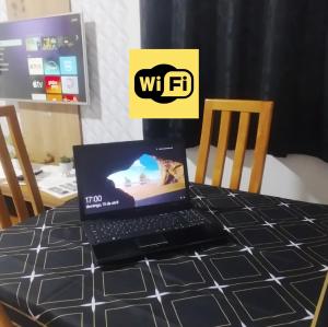 a laptop computer sitting on top of a table at Pé na Areia Gonzaguinha Perto de Tudo in São Vicente