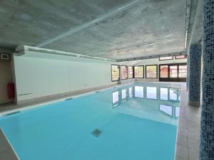Bazén v ubytovaní Appartement confortable Flumet - Piscine, Parking, 2 ch, 6 pers - FR-1-603-69 alebo v jeho blízkosti