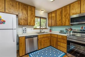 Dapur atau dapur kecil di The Happy Place Mountain View Home