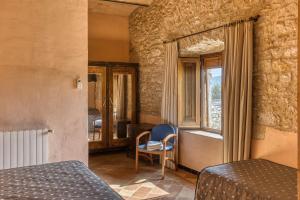 Un dormitorio con dos camas y una ventana. en Can Casadellà, en Serra de Daró 66 fotos más