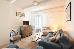 Ruang duduk di 206 L'Écolière Renovated House +17 gambar