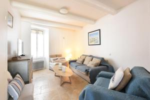 Ruang duduk di 206 L'Écolière Renovated House