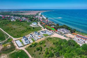 una vista aérea de una casa junto al océano en Klif w Mechelinkach, en Mechelinki