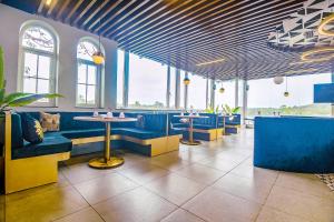 Χώρος καθιστικού στο FabHotel Prime PAS Resorts - A Lake View Hotel