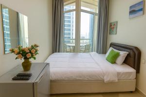 Ένα ή περισσότερα κρεβάτια σε δωμάτιο στο Nice Single Rooms for "girls" only in Dubai, Marina
