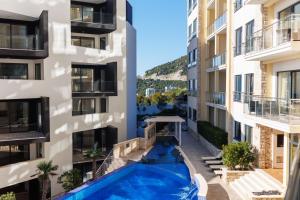 un apartamento con piscina en un edificio en The Royal Summer & Spa, en Bečići