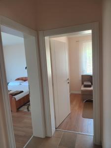 Habitación con puerta que da a un dormitorio con cama en Jasmin 1, en Ulcinj