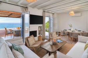 Un televizor și/sau centru de divertisment la Moonlight Villas Boutique Seaside Retreat for Groups
