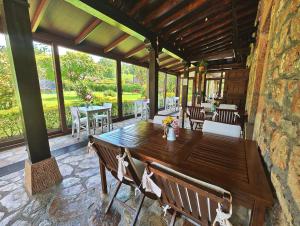 a dining room with a large wooden table and chairs at Posada el Remanso de Trivieco in La Cavada