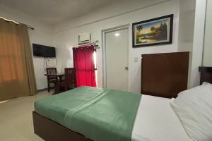 TV a/nebo společenská místnost v ubytování Yellowbell Hotel