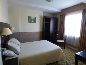 Postel nebo postele na pokoji v ubytování Hôtel Restaurant Le Bellevue Montrichard 3 étoiles