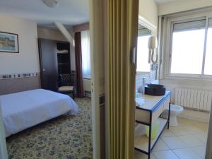 Postel nebo postele na pokoji v ubytování Hôtel Restaurant Le Bellevue Montrichard 3 étoiles