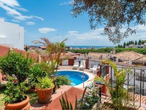 - Balcón con vistas a una piscina con plantas en Villa Nina Marbella, en Marbella