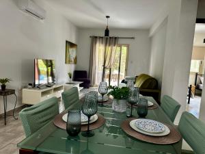 Χώρος καθιστικού στο beautiful apartment near the sea and a large private garden