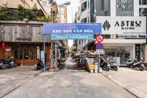 un cartello stradale nel centro di una città di Home by CR Concept in Center City ad Ho Chi Minh