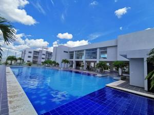 una gran piscina frente a un edificio en Mi casa, su casa, Moderno - Chic, en Santa Cruz de la Sierra