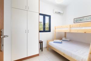 Posteľ alebo postele v izbe v ubytovaní Plakoti Village